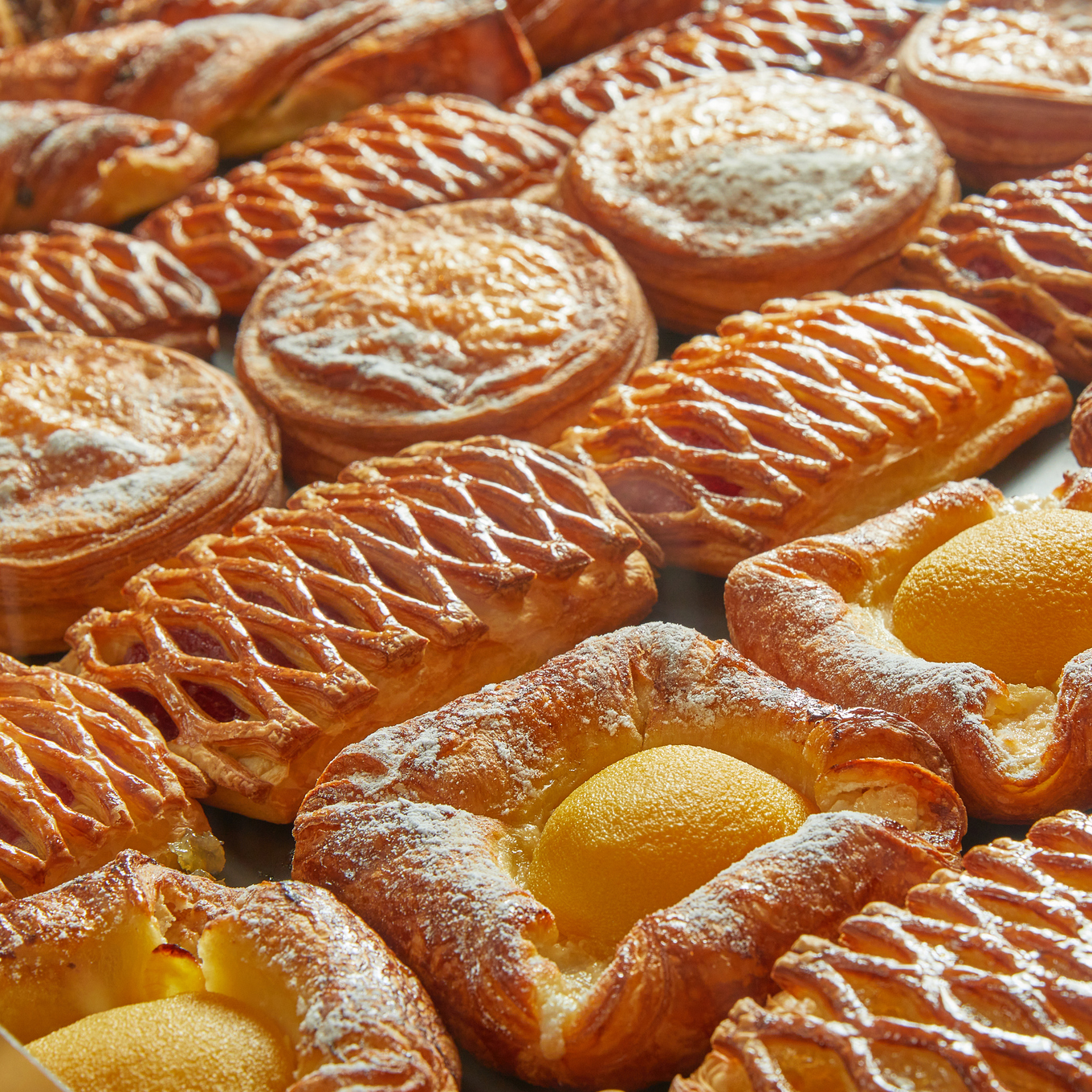 Слойки и розаны из ассортимента пекарни