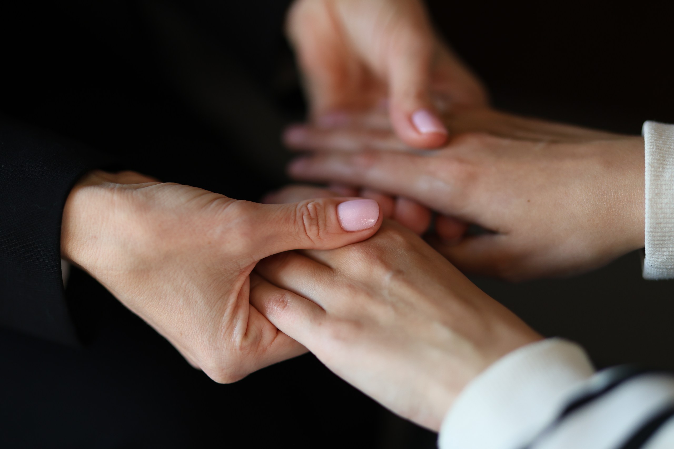 Поддержка рук другого человека как символ помощи