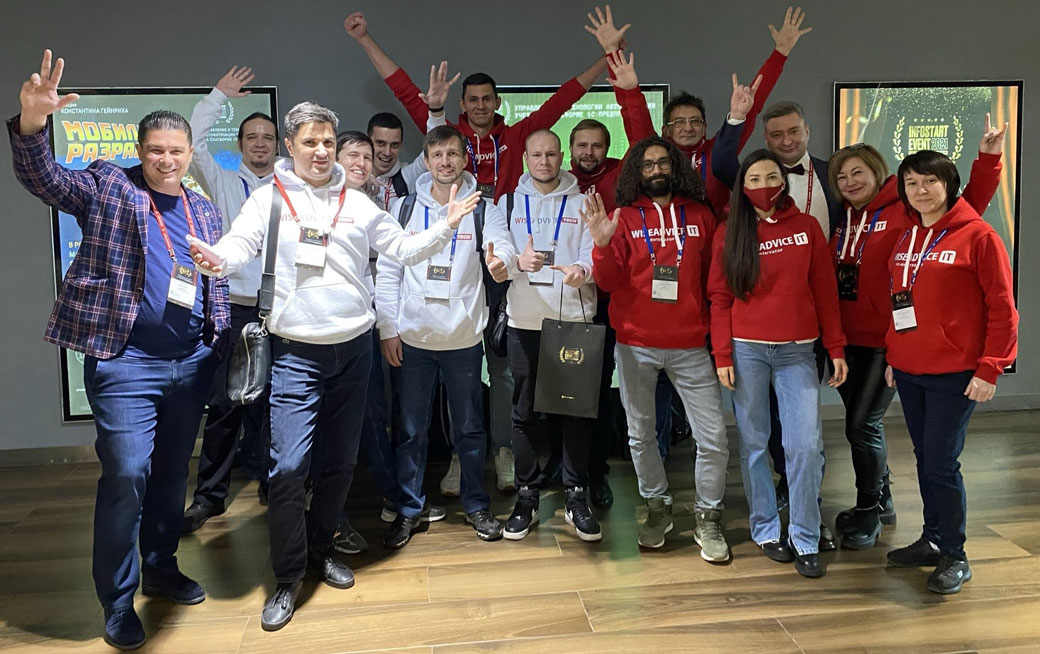 Иван Тягунов среди сотрудников консалтинговой группы WiseAdvice в офисном интерьере