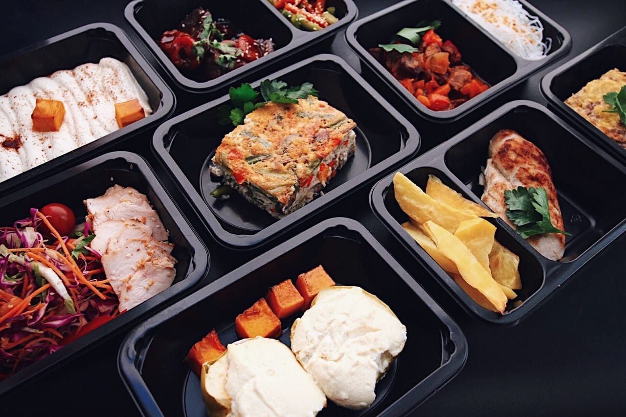 8 блюд, упакованных на доставку