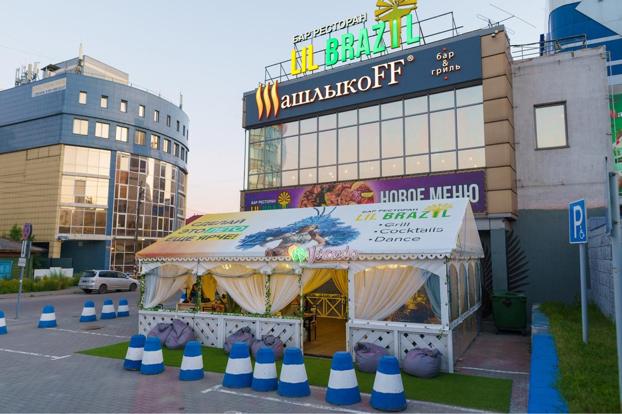 Lil Brazil снаружи