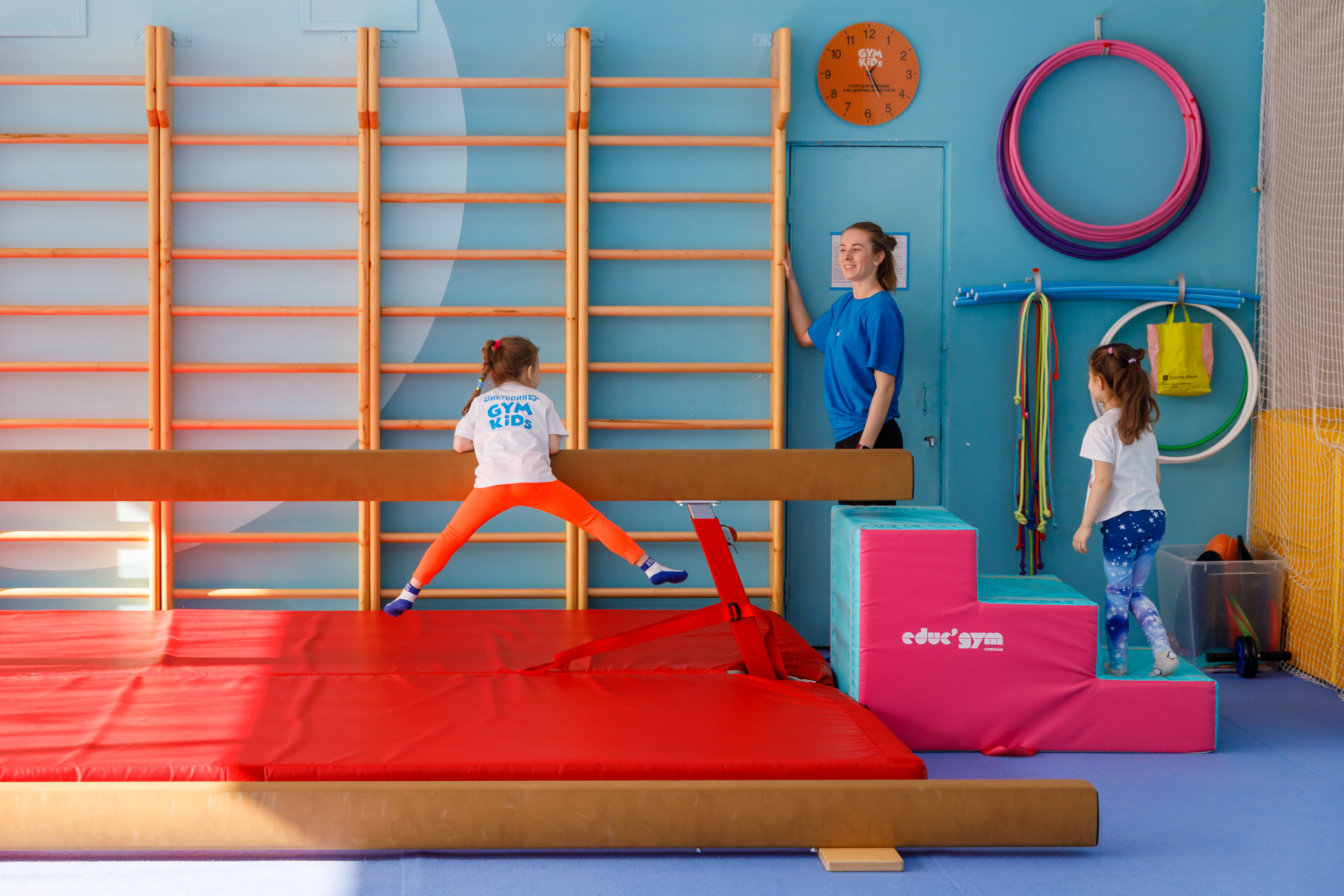 Тренер GYMKiDS работает с юными спортсменами