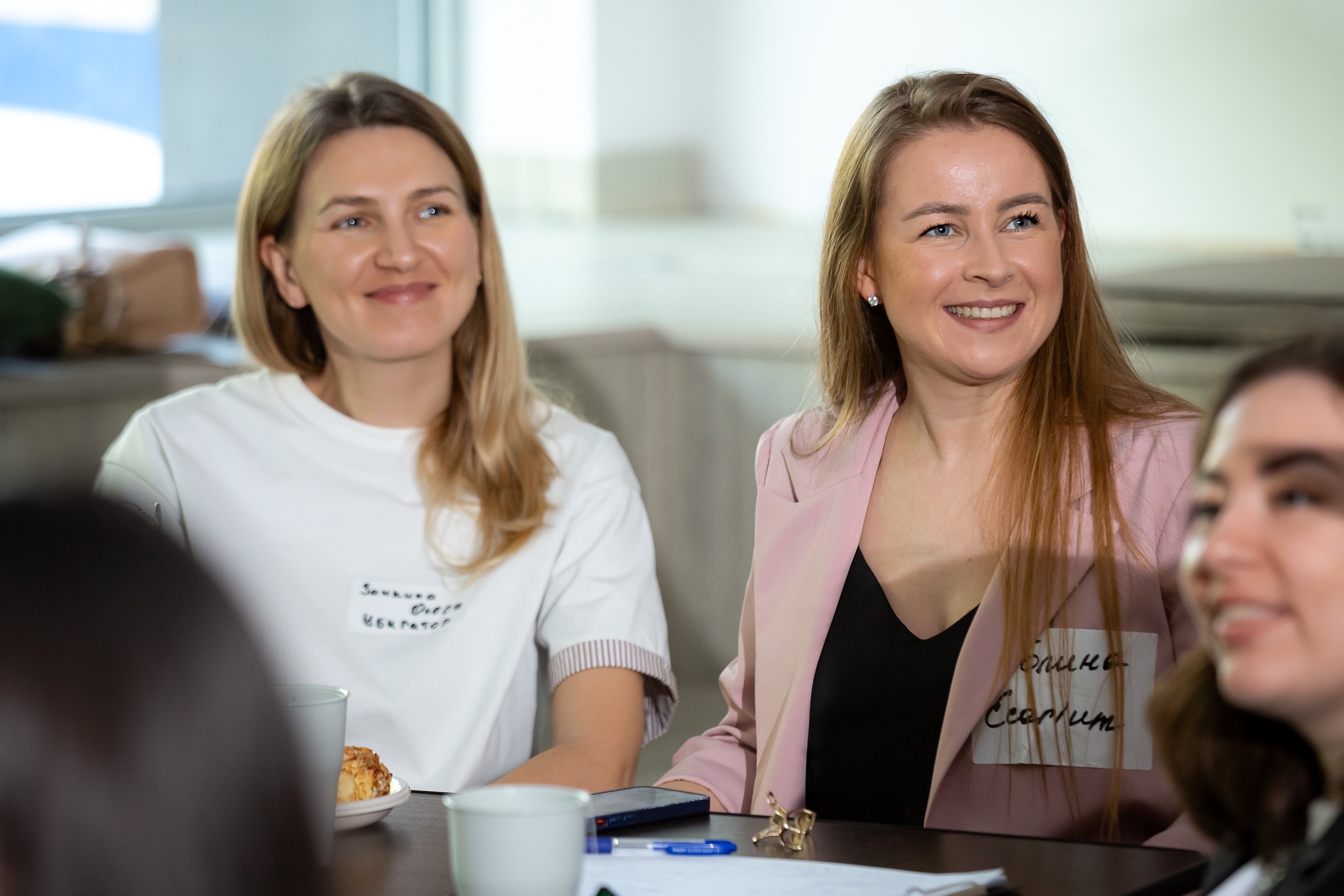 Два специалиста по устойчивому развитию улыбаются