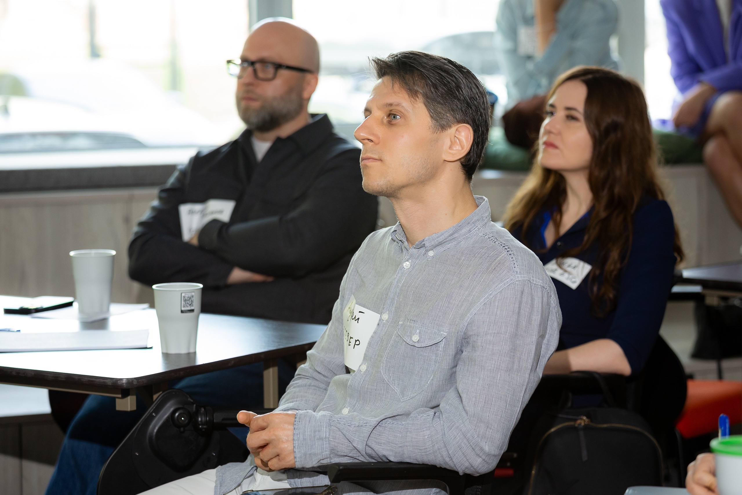 Эксперты с интересом слушают выступление на мероприятии