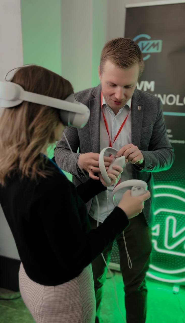 Как управлять VR-контроллерами