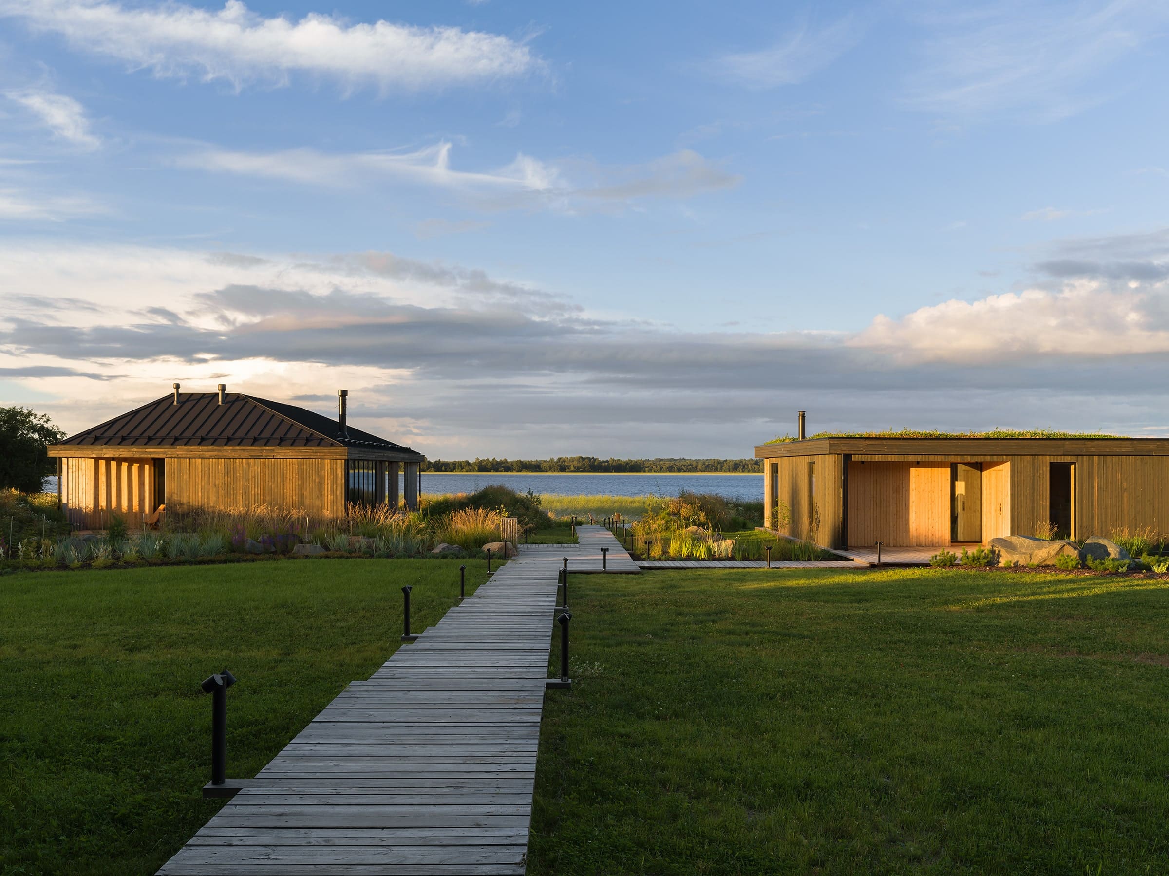 Пейзажное фото территории бутик-отеля «Заонежье» и Онежского озера