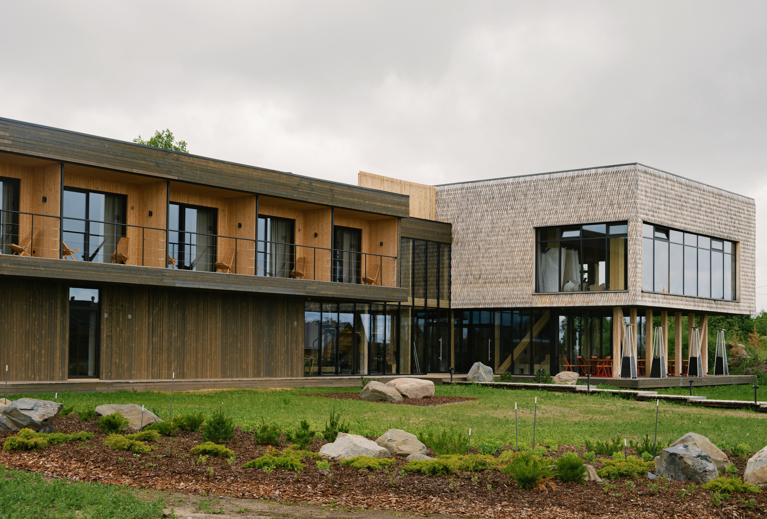 Пейзажное фото с видом на основной корпус и территорию бутик-отеля «Заонежье»