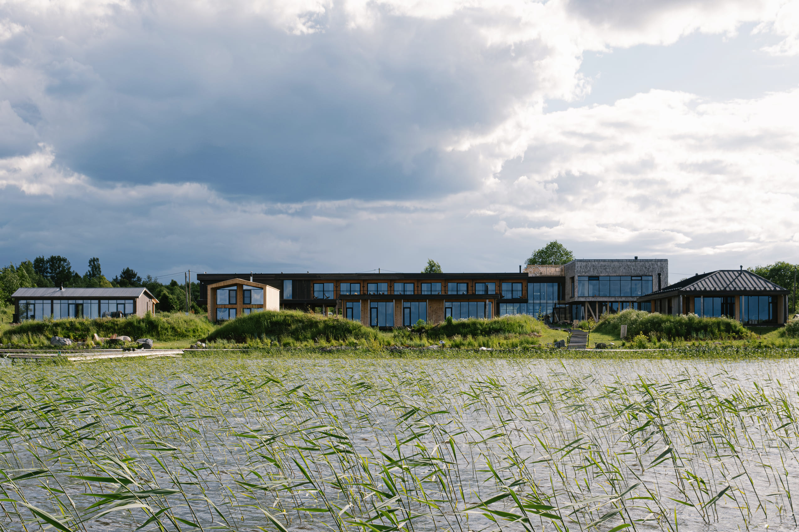 Пейзажная фотография с видом на корпуса бутик-отеля «Заонежье» со стороны Онежского озера