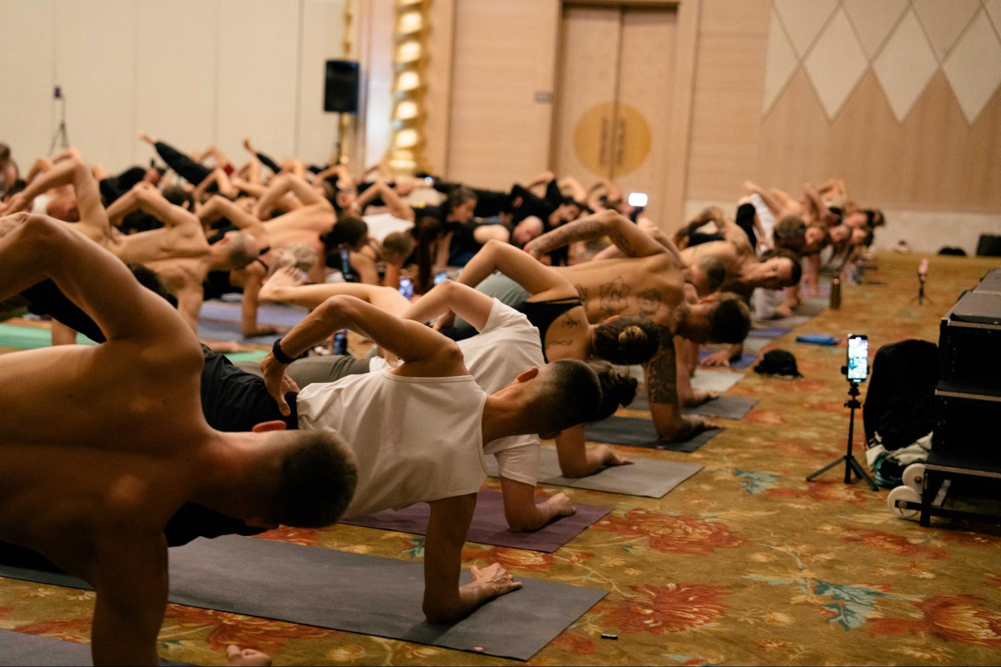 Группа людей занимается йогой