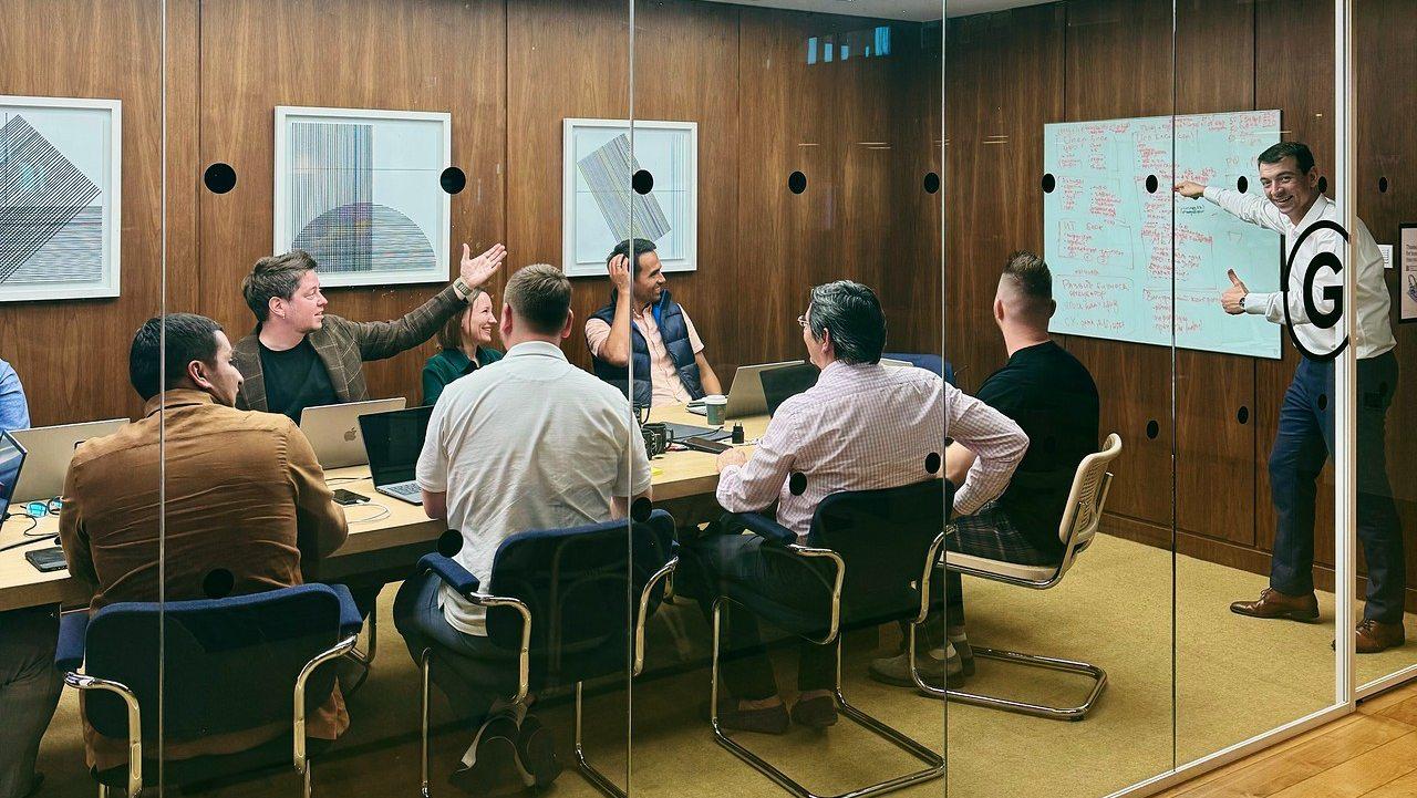 Участники совета директоров Лебера обсуждают стратегические решения компании