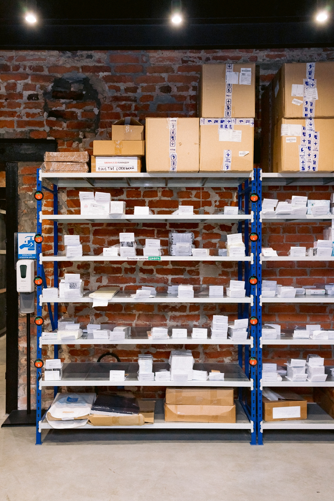 Интерьеры типографии: зона хранения заказов с полками