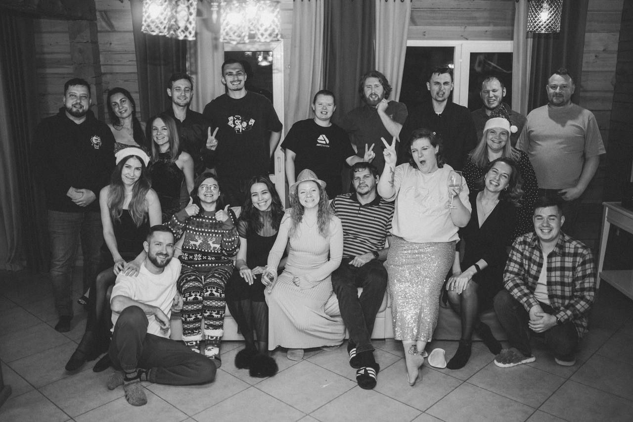 Сотрудники Глабикс весело позируют на корпоративной вечеринке