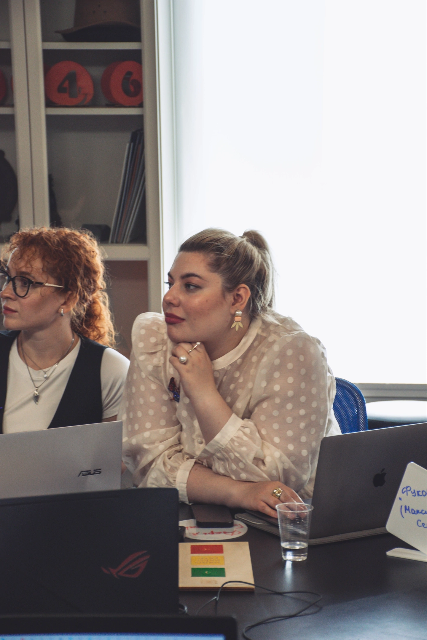 Дарья Голованенко на встрече с владельцем бизнеса — обсуждает, как найти точки потерь и выстроить CRM, систему управления ростом