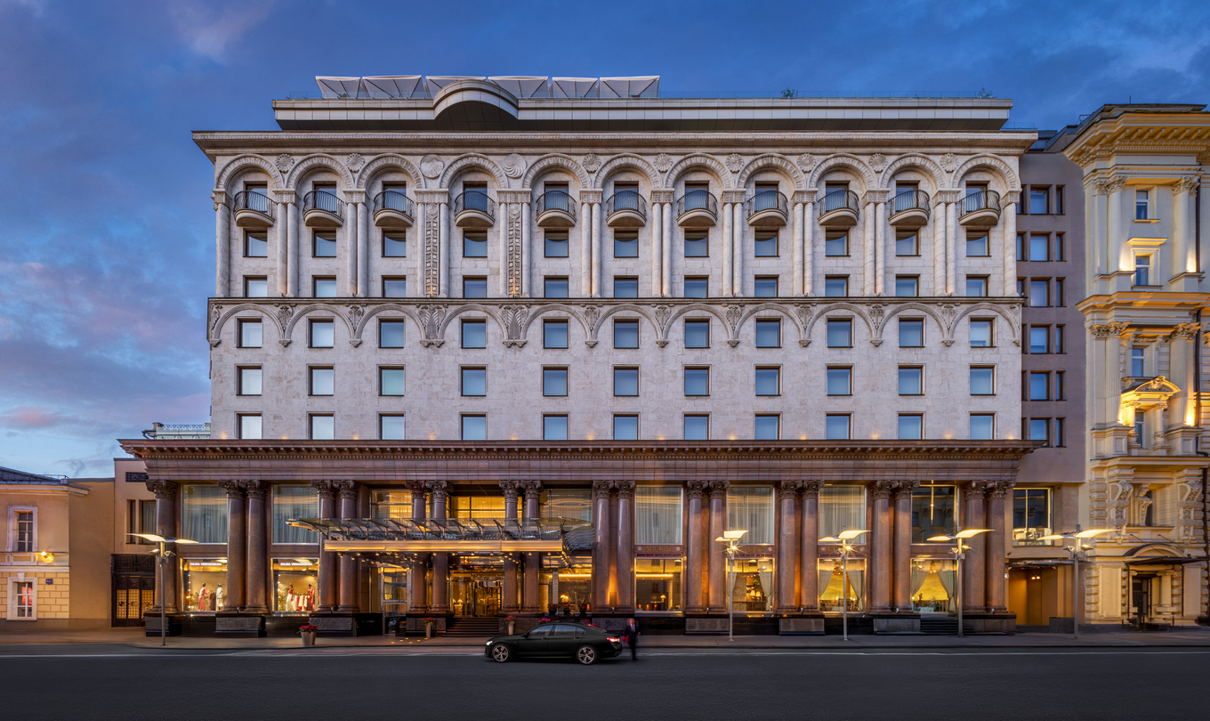 Здание отеля Ararat Park Hotel в Москве