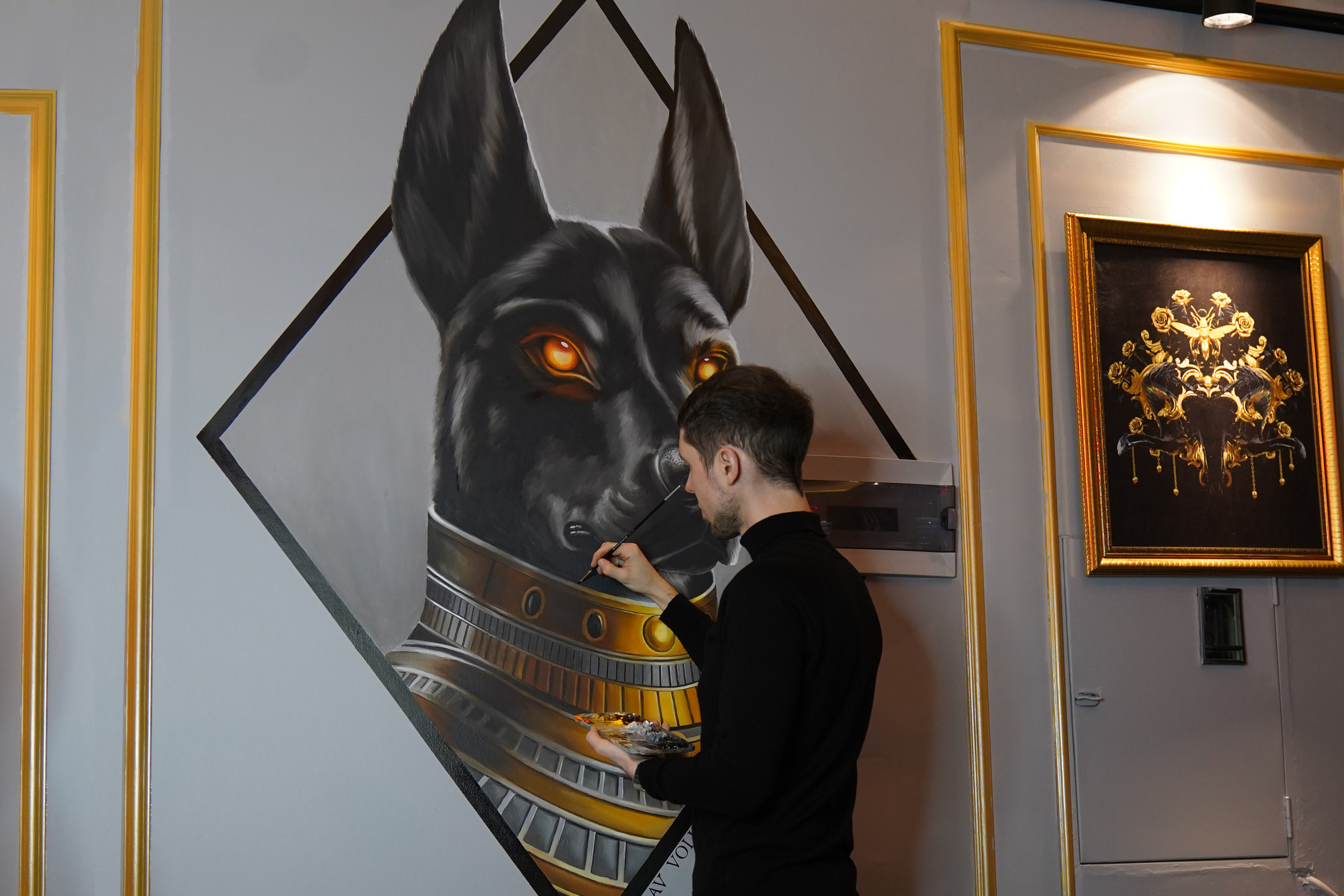 Собака на стене