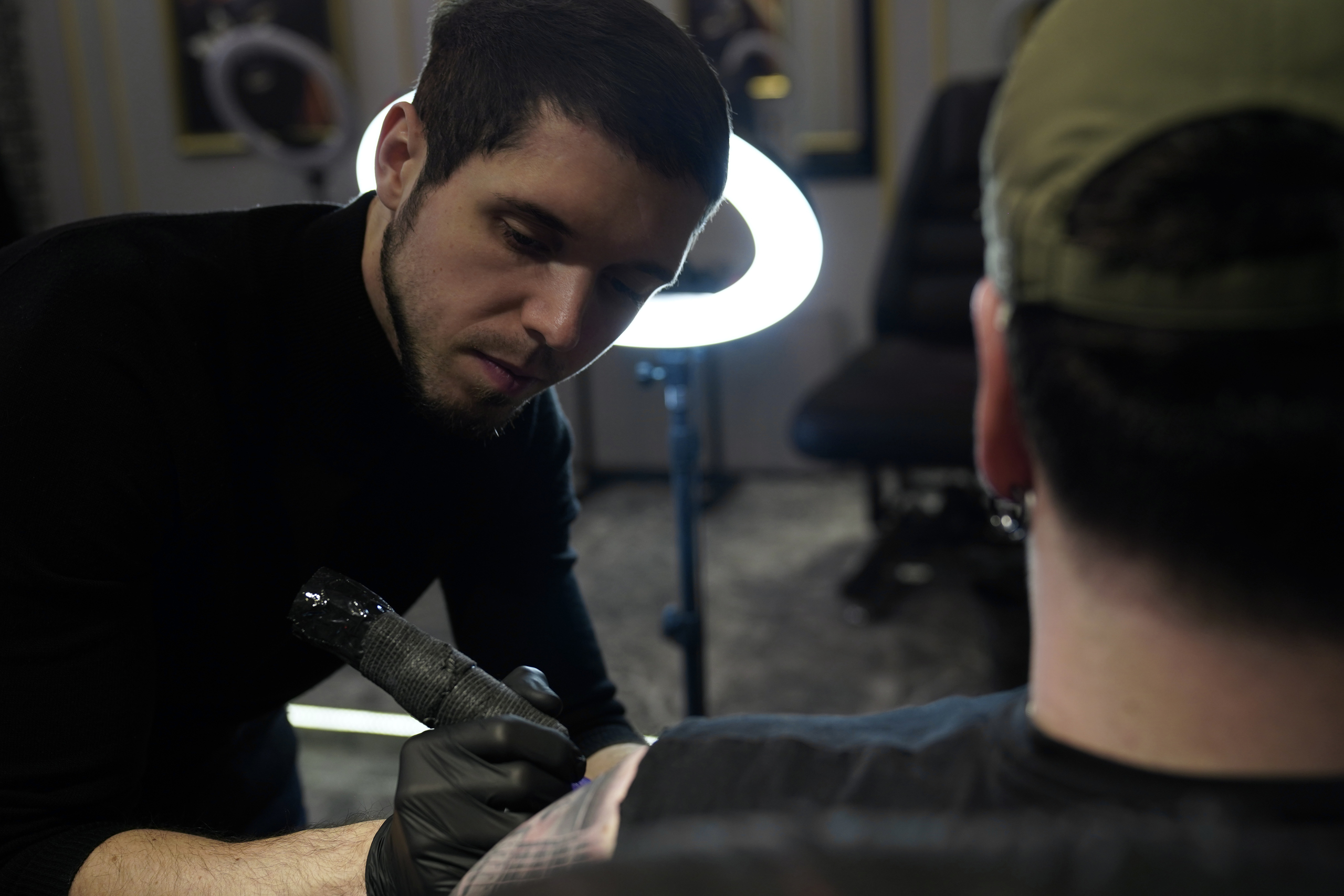 Мастер делает тату в студии