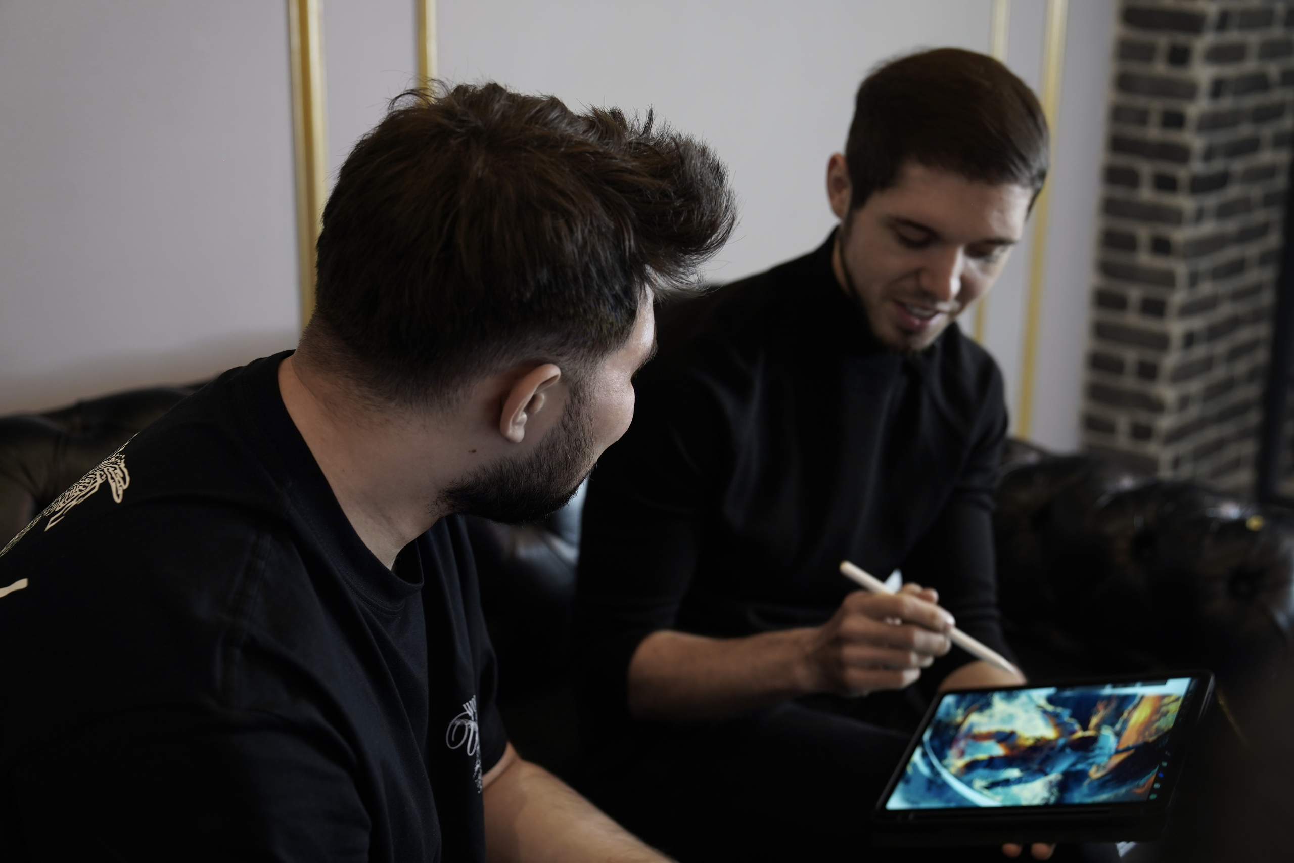 Мужчины сидят на диване