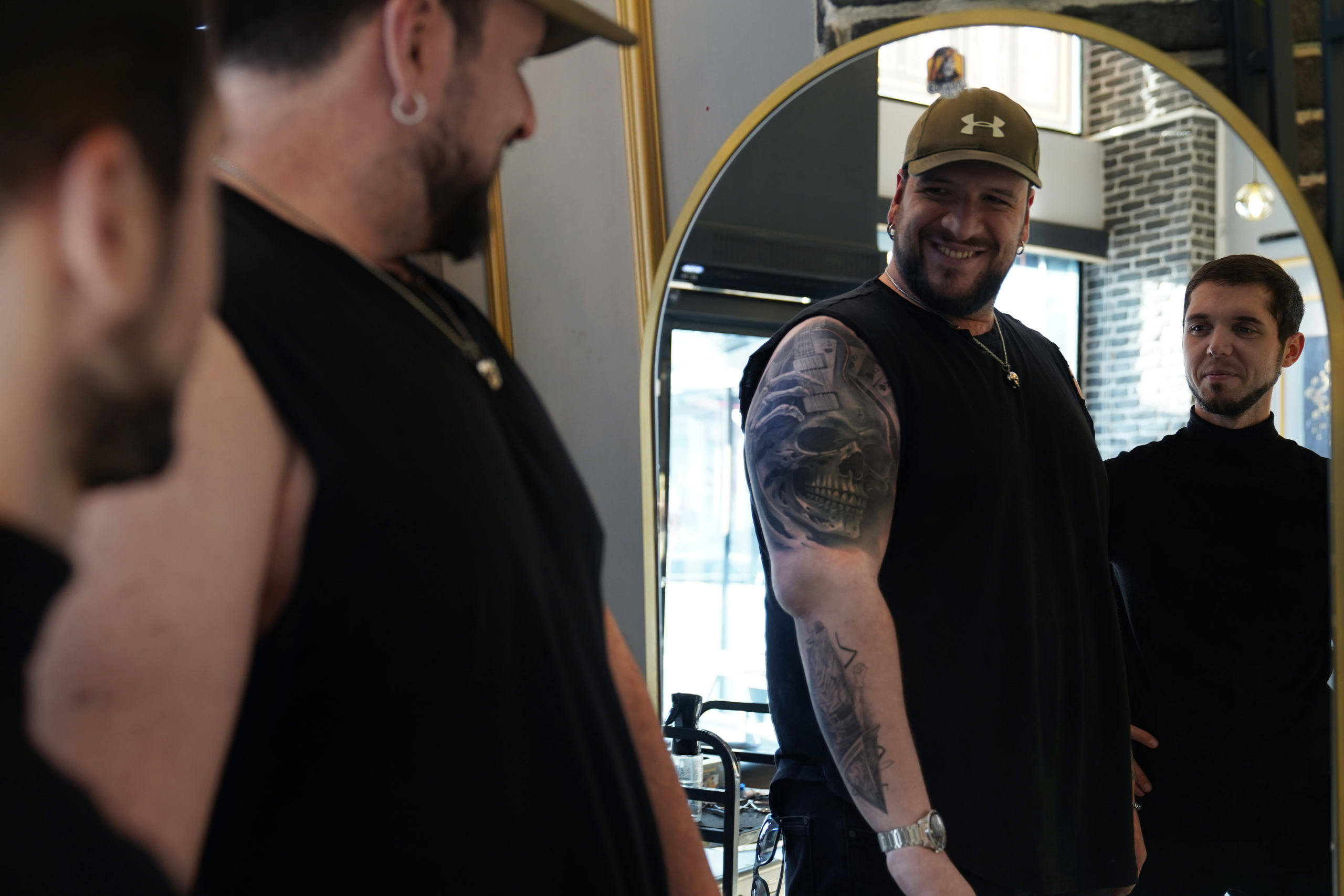 Двое мужчин в зеркале