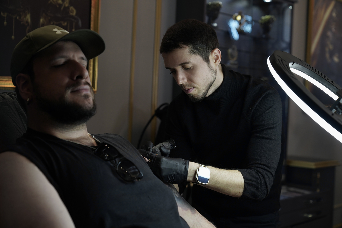 Мастер делает тату