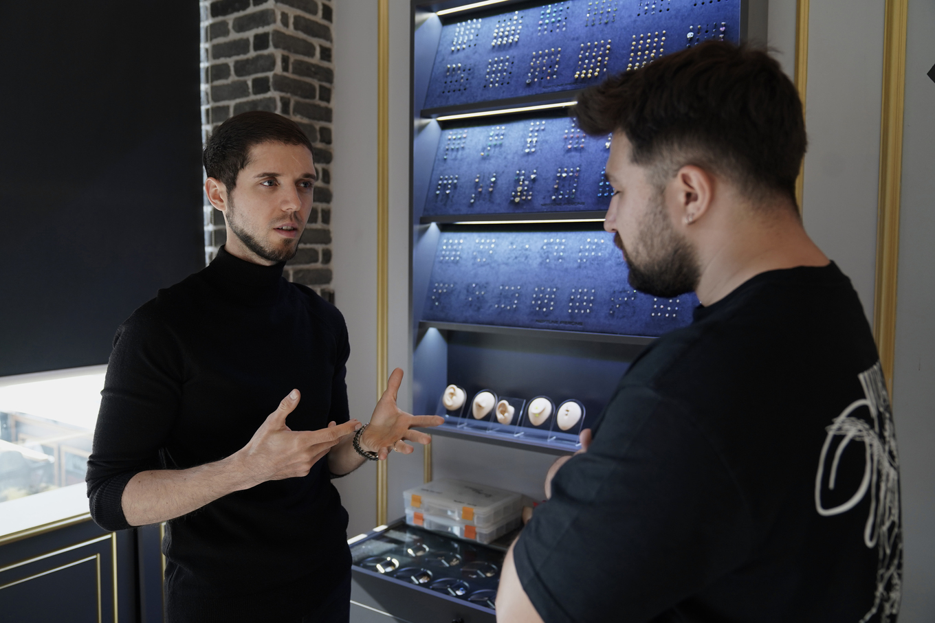 Мужчины беседуют