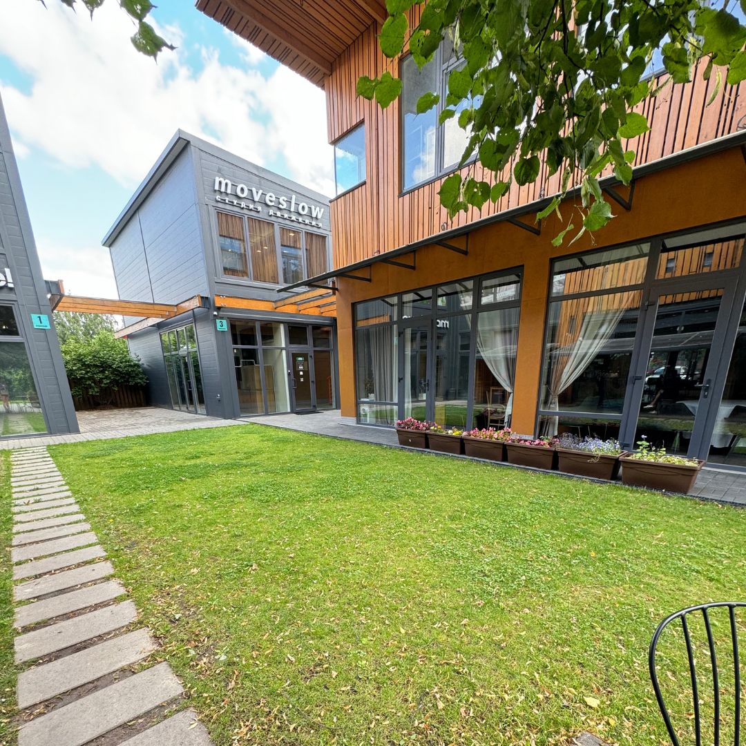 Вход в студию