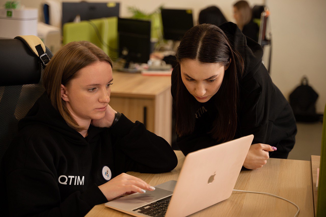 Сотрудники в офисе обсуждают рабочие процессы