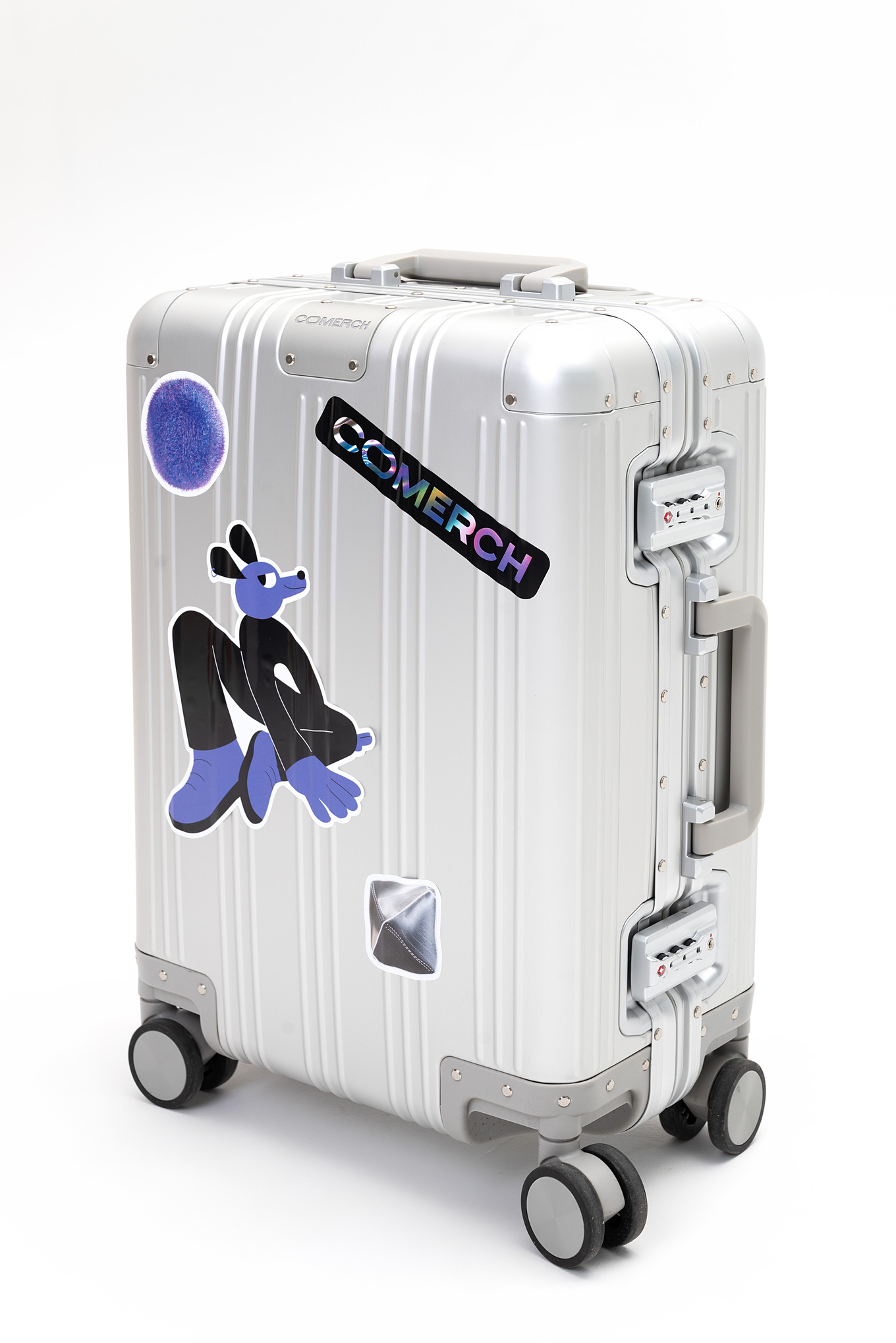 Одна из позиций корпоративного мерча от COMERCH. Брендированный чемодан по мотивам Rimowa