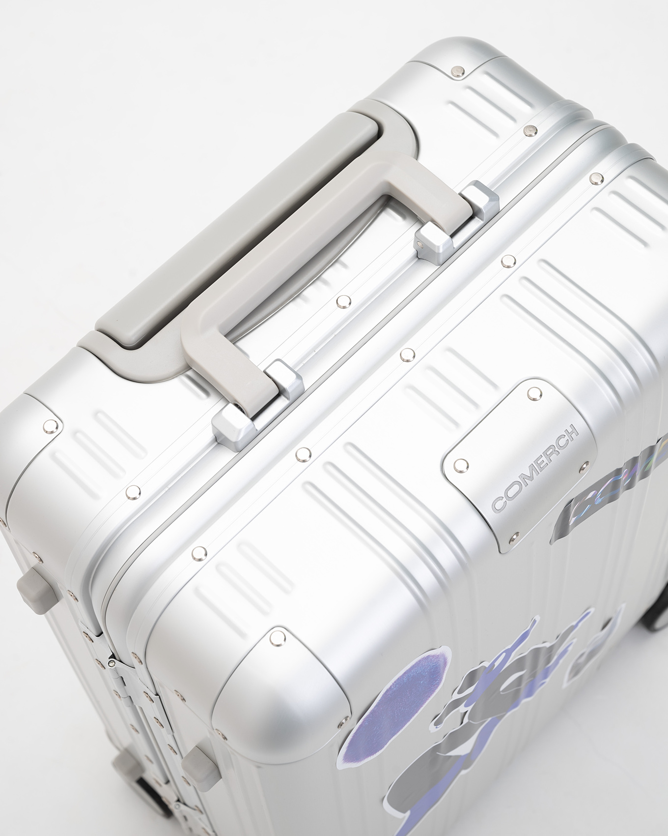 Одна из позиций корпоративного мерча от COMERCH. Брендированный чемодан по мотивам Rimowa