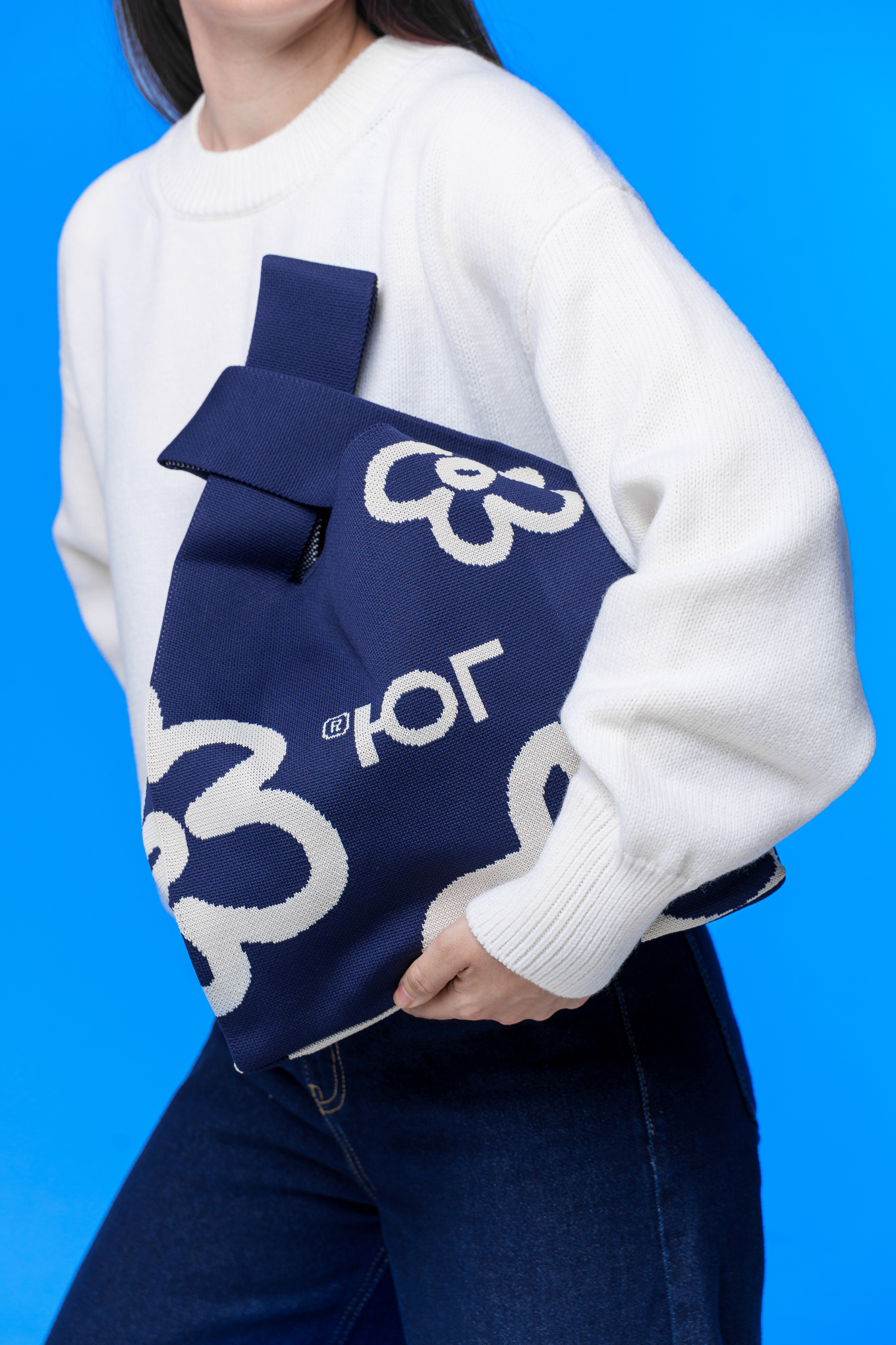 Одна из позиций корпоративного мерча от COMERCH. Вязаные сумки по мотивам Marimekko