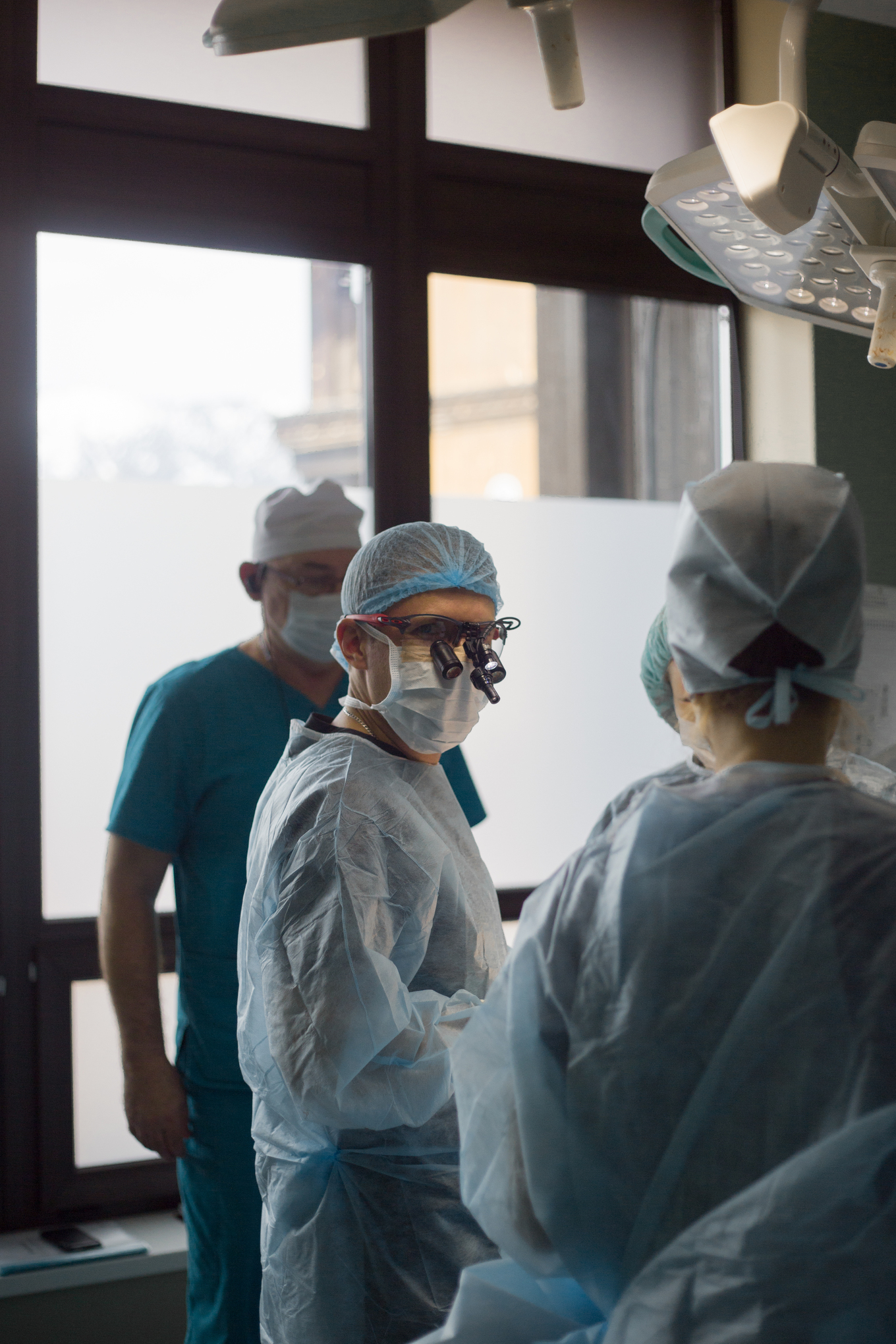 Дикарев А.С.с командой выполняют операцию