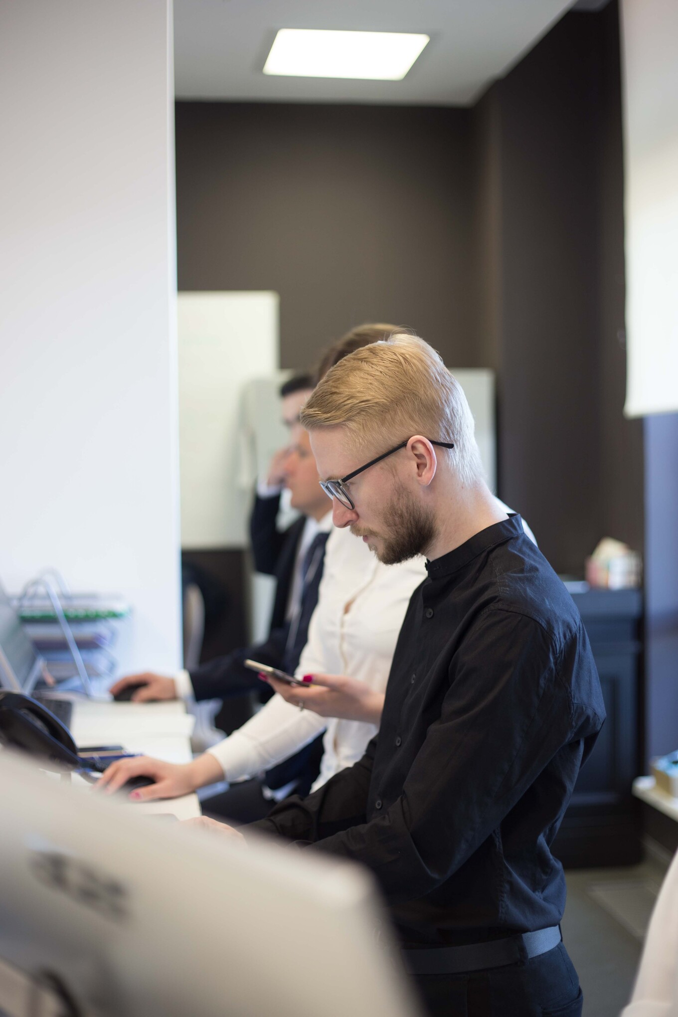 Работа менеджеров за стойкой ресепшн