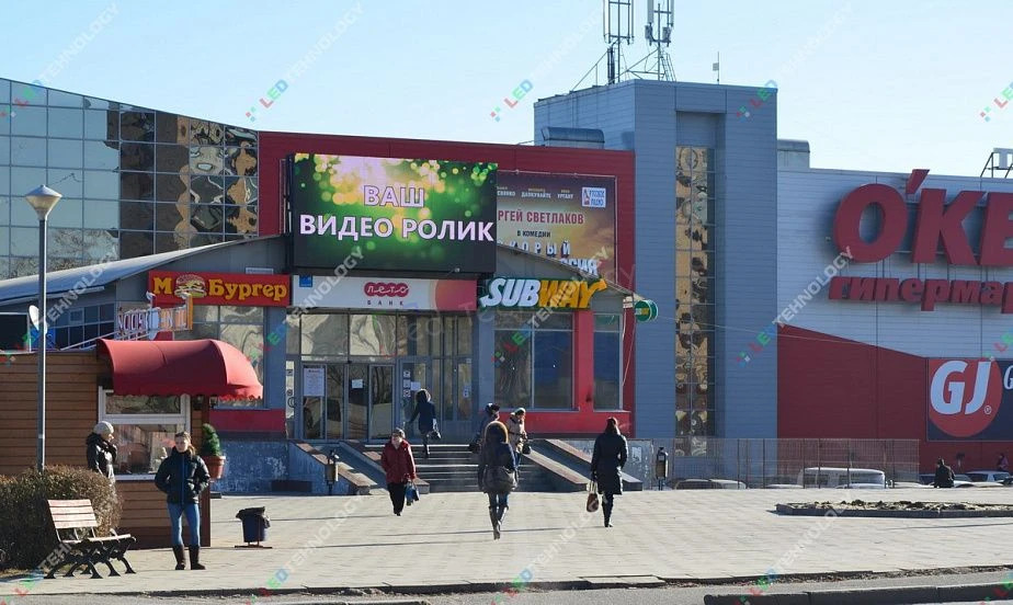 Светодиодный экран на фасаде коммерческого объекта рядом с входом