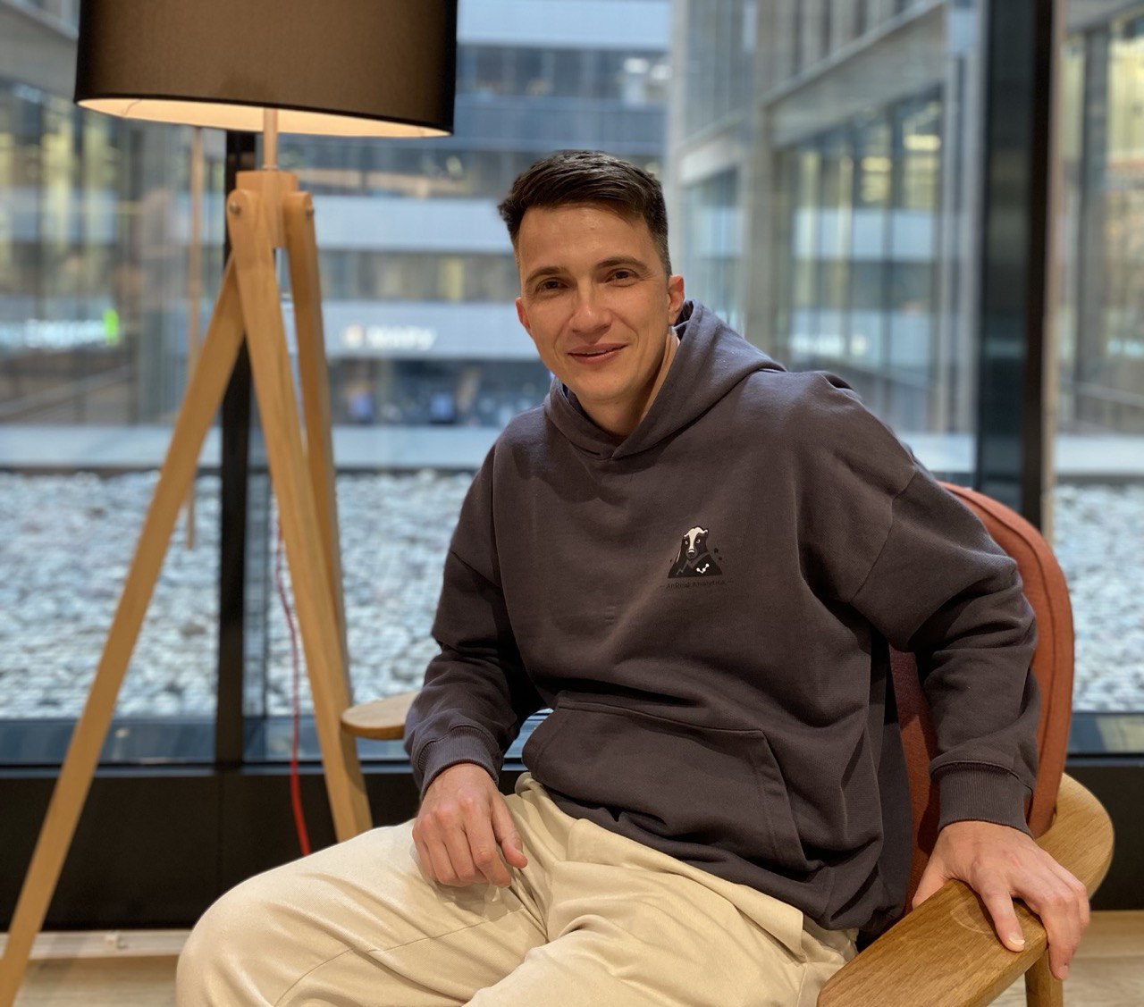 Сергей Медин, тимлид аналитики, сидит в офисе, рассказывает о важности обучения аналитике в работе команды