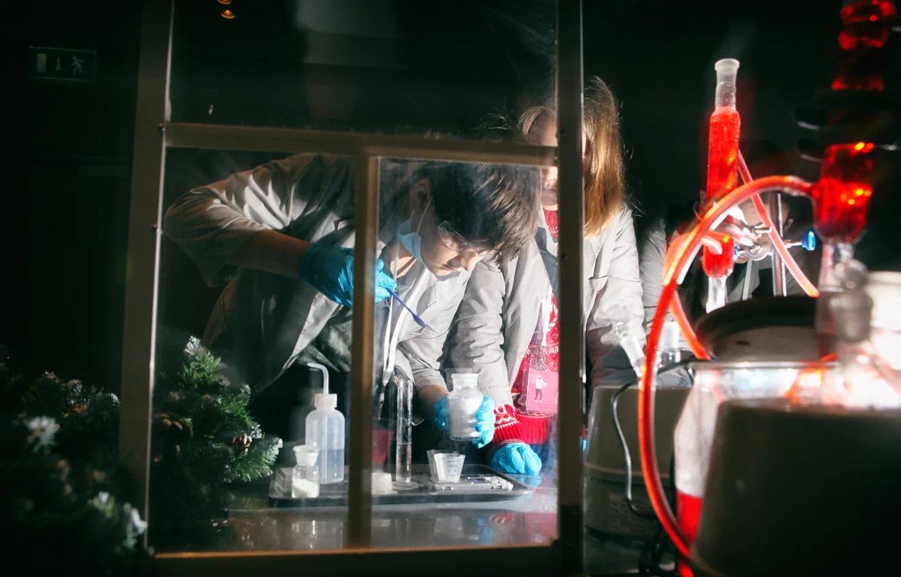 В Sciencely есть команда R&D, отвечающая за эксперименты и сюжет