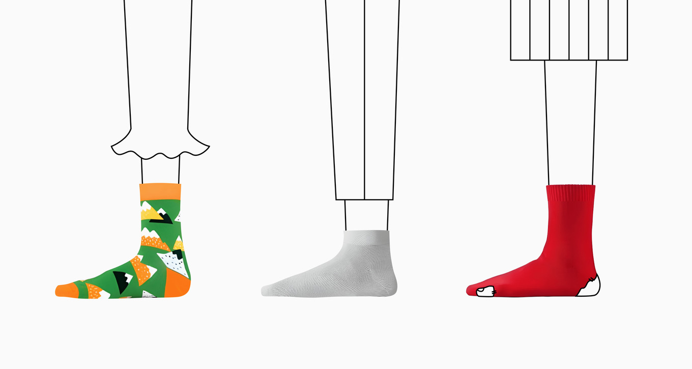 Три стилизованные ноги в носках: один с ярким геометрическим узором, второй — однотонный серый, третий — красный с дырами. Иллюстрация подчёркивает, что один небольшой элемент не всегда отражает суть