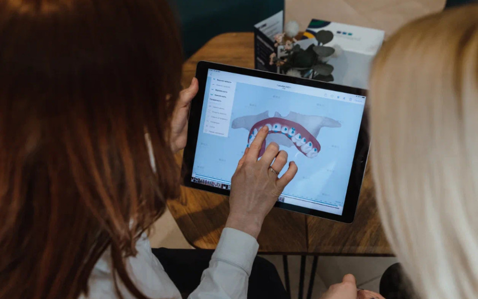 Врач использует ИИ для составления плана ортодонтического лечения