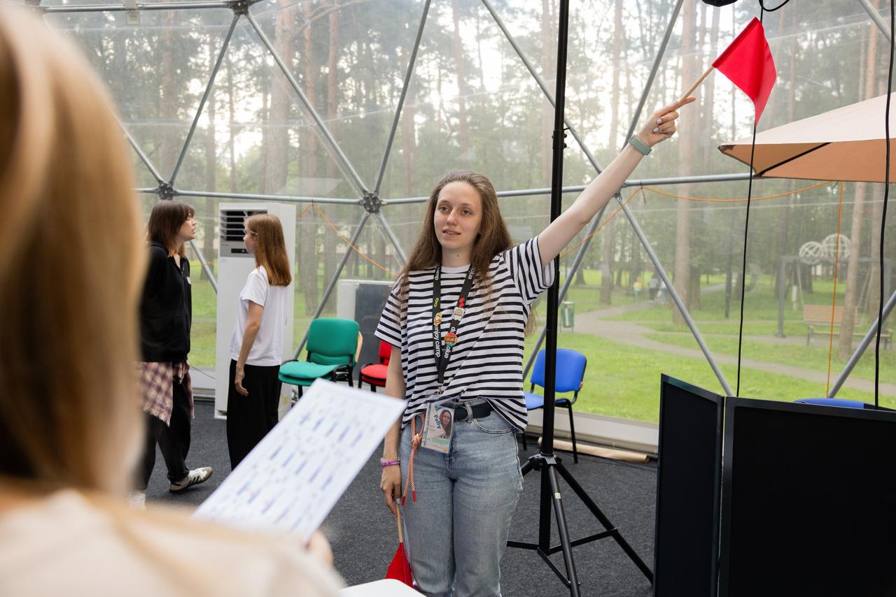 Вожатая проводит занятия в Enjoy Camp