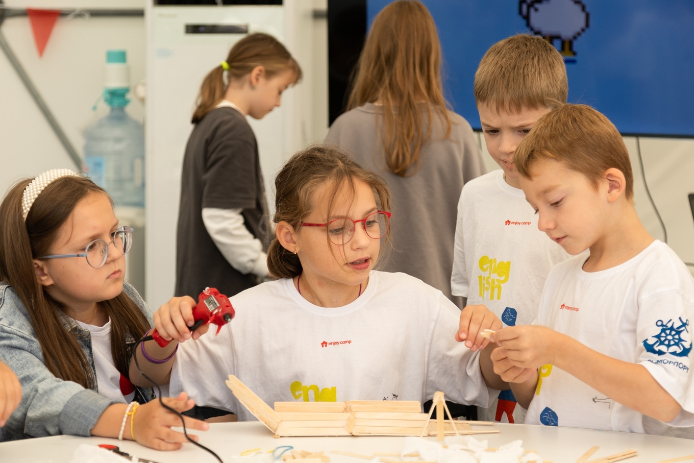 Дети на мастер-классе в лагере