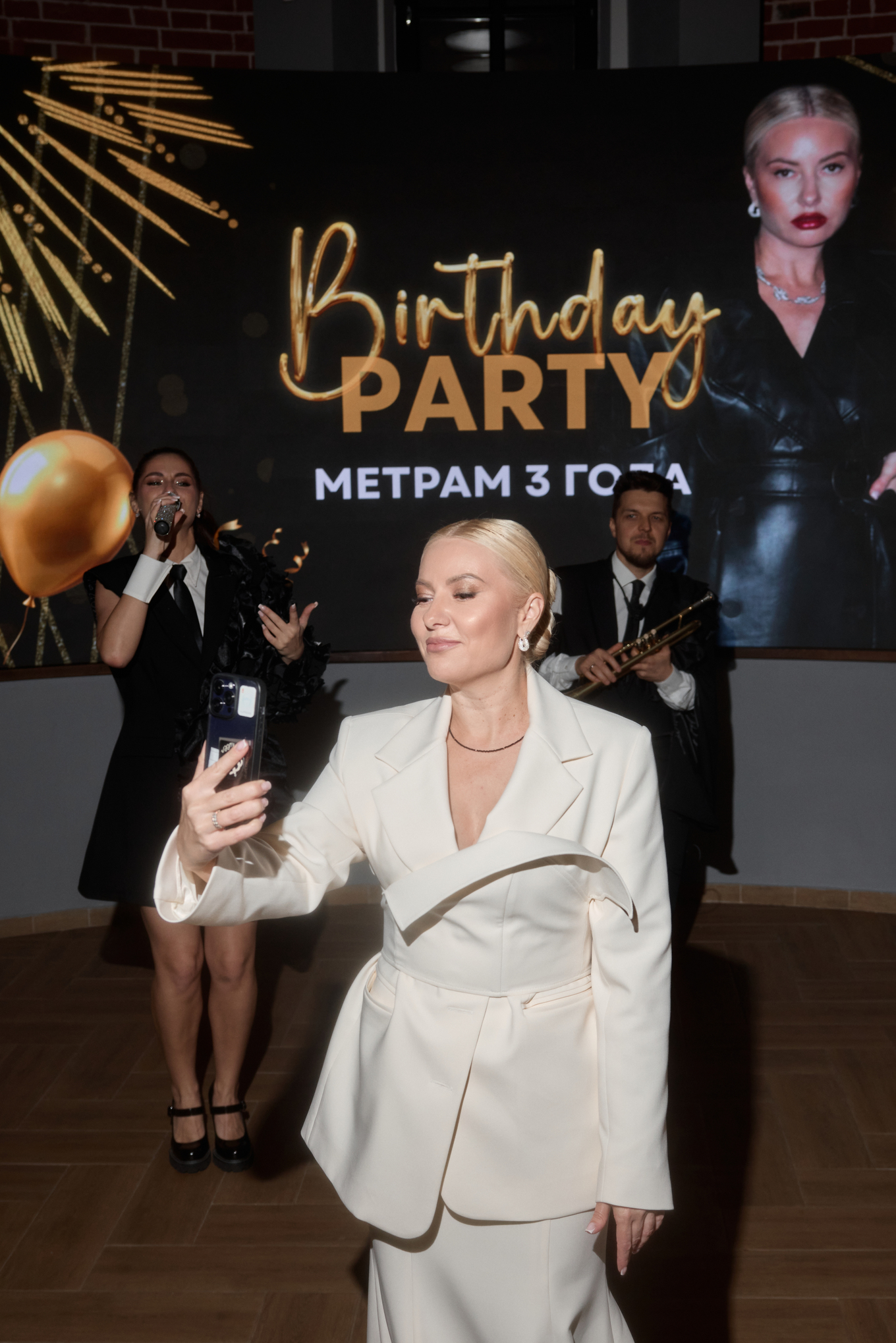 Предприниматель на вечеринке в честь дня рождения бизнеса