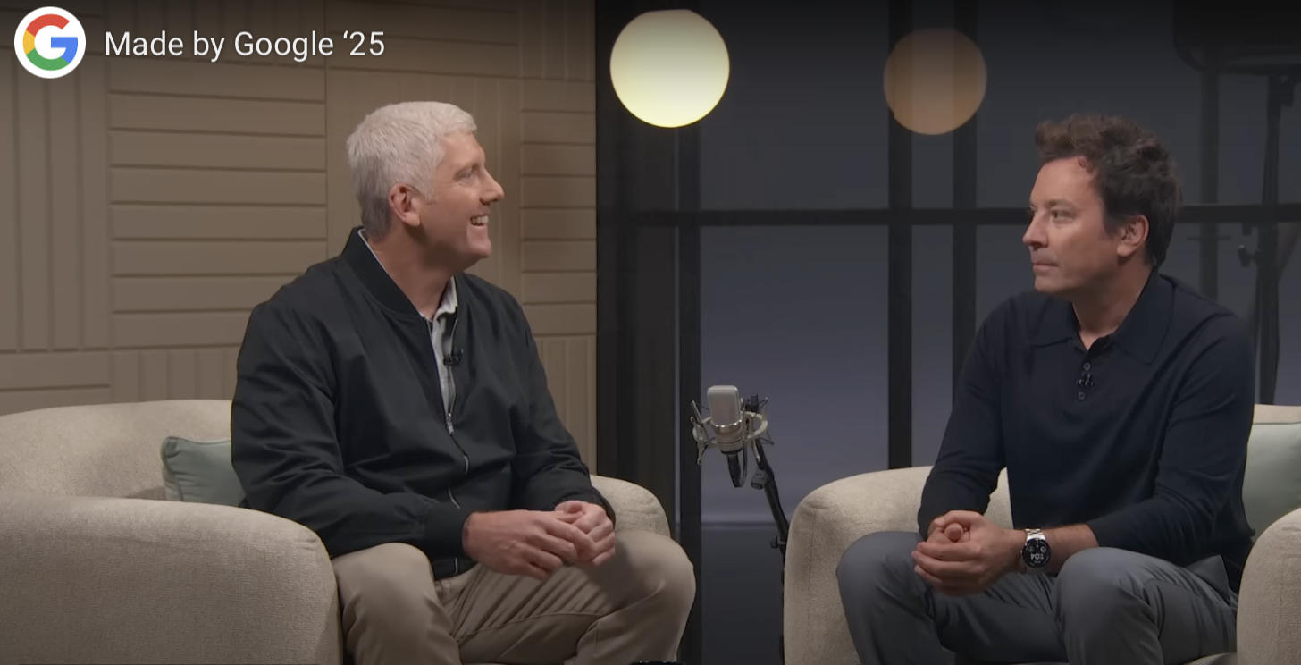 Ведущий и гость сидят на диване