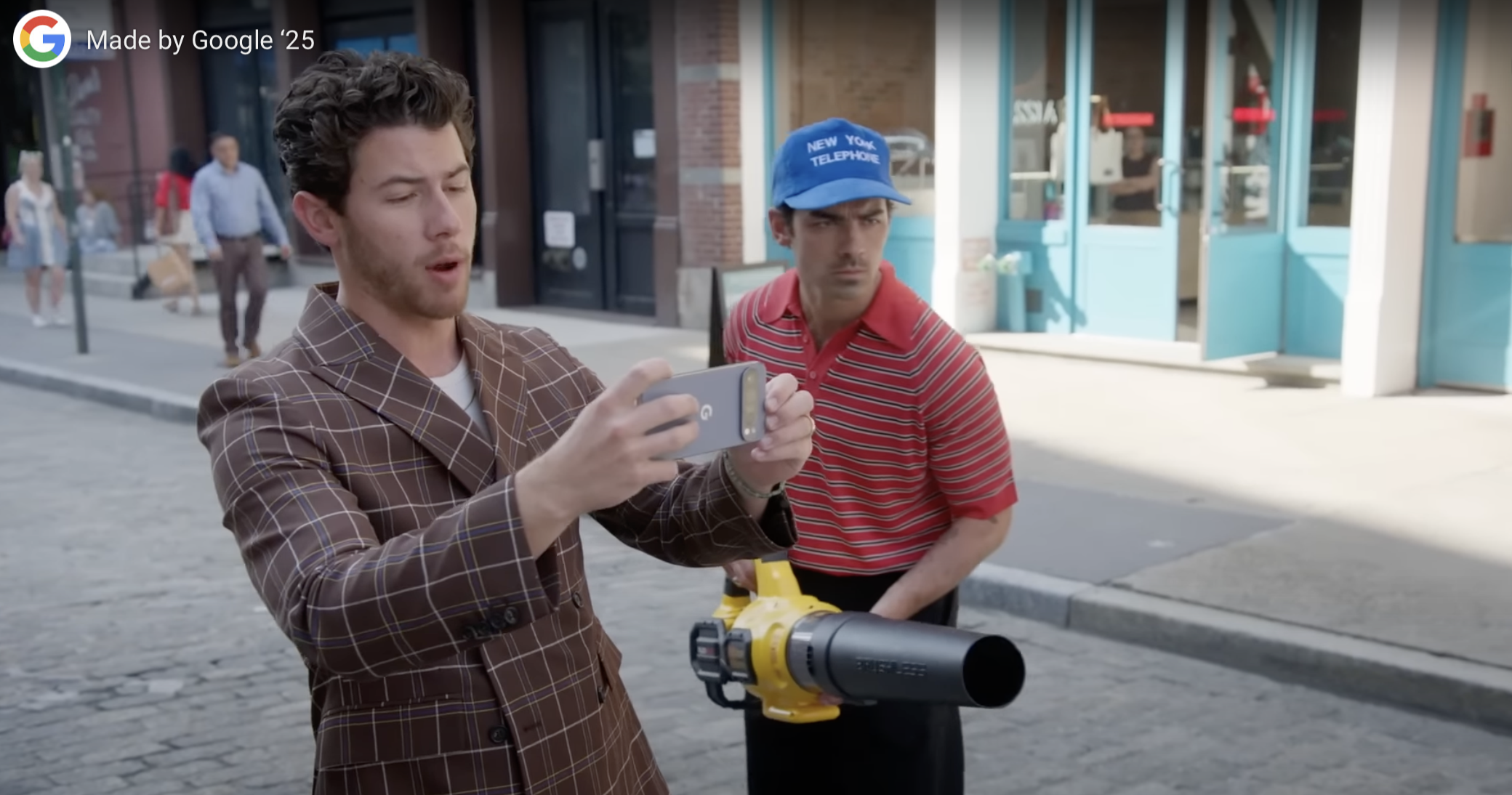 Певцы снимают клип на новый смартфон