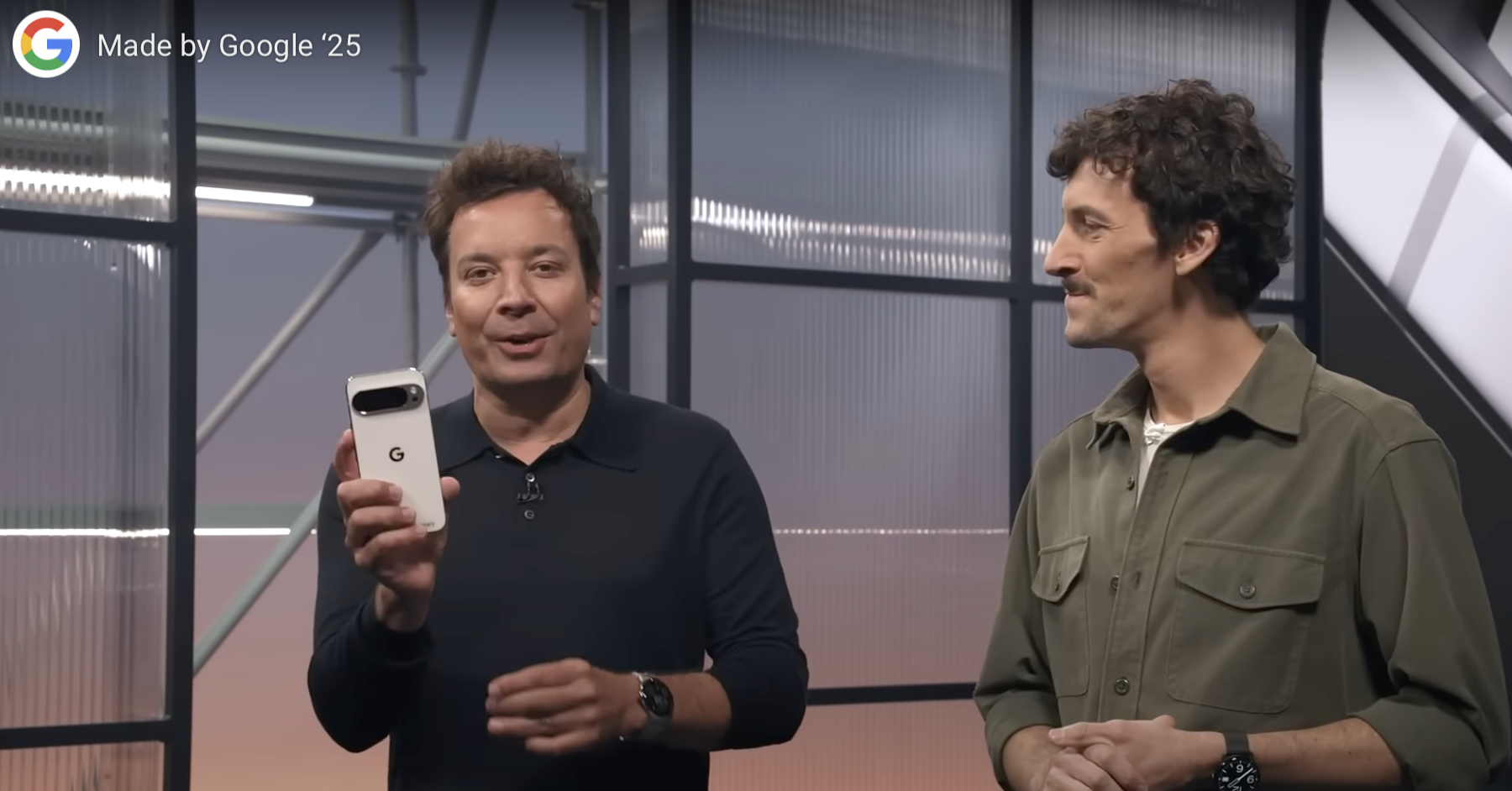 Ведущий демонстрирует смартфон