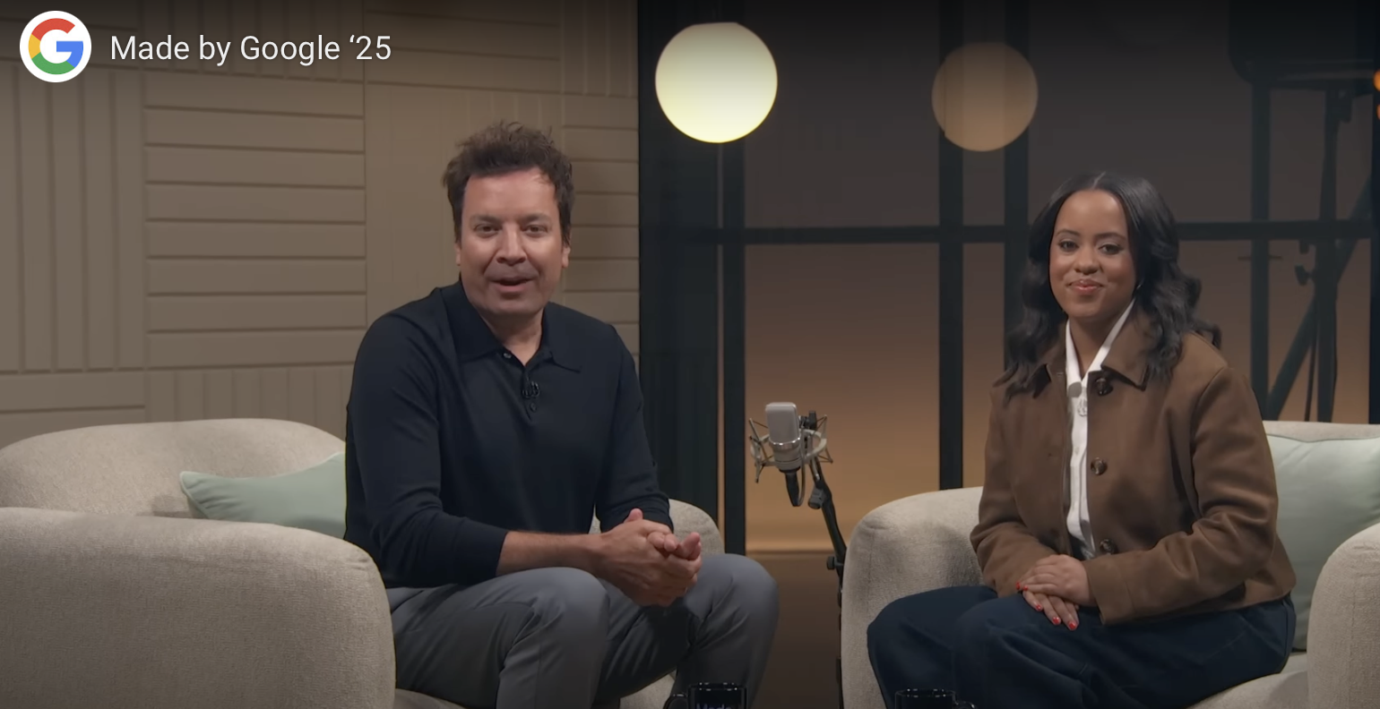 Ведущий и его гость сидят в студии