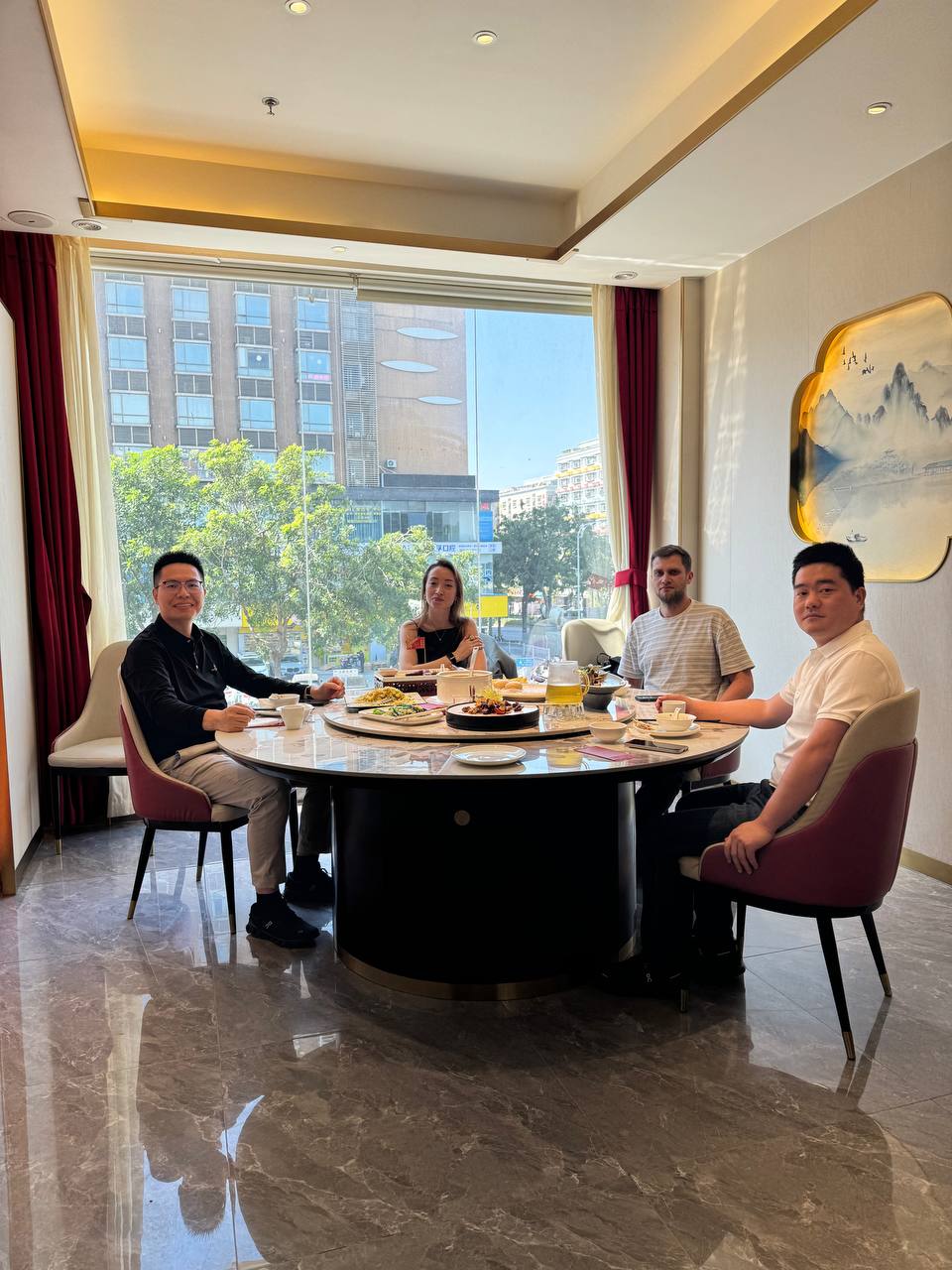 Группа людей ведет переговоры за круглым столом в неформальной обстановке