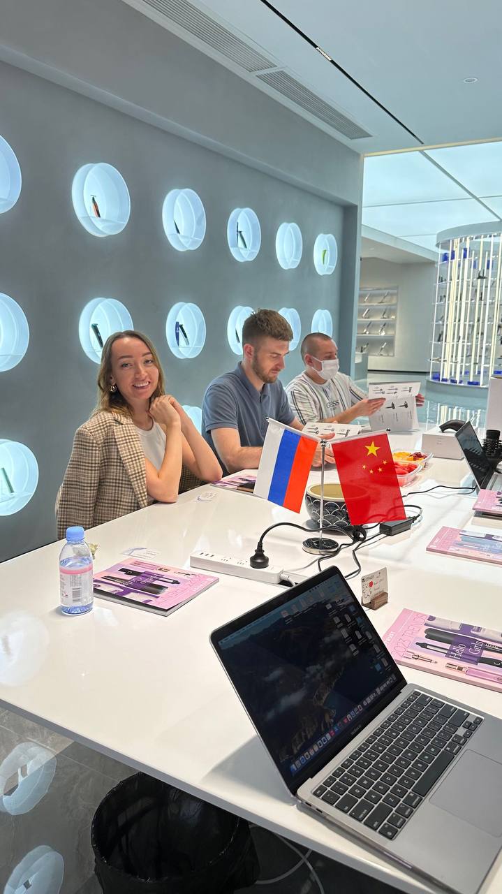 Деловая встреча, где участники обсуждают рабочие вопросы за переговорным столом