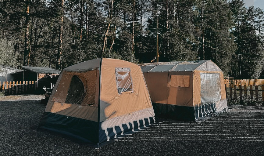 Походная баня в цветах, которые не контрастируют с окружением