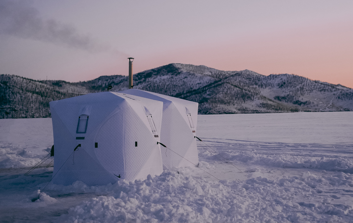 Белая баня на фоне белого снега