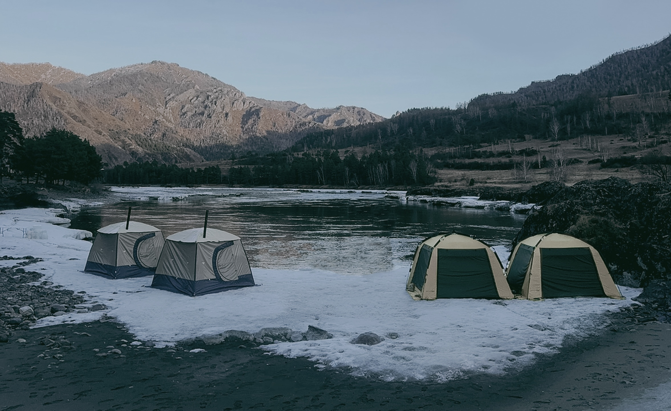 Бани на фоне водоема и гор