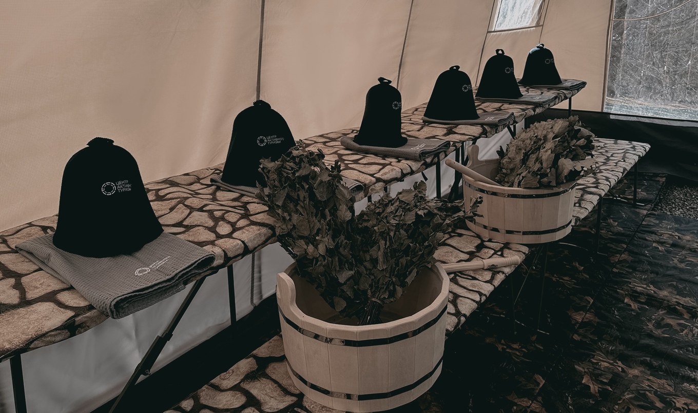 Индивидуальные принадлежности и утварь внутри бани