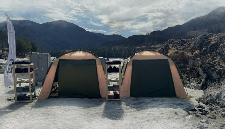 Палатки в сдержанных оттенках на фоне гор
